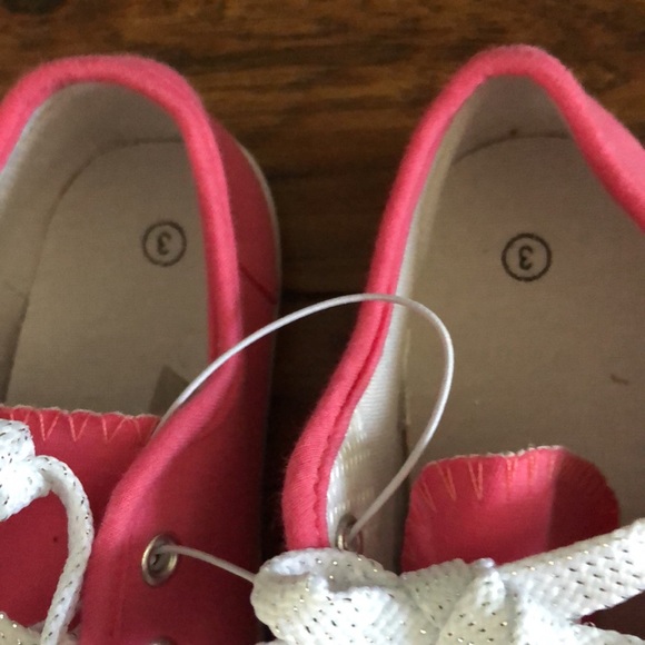 BRAND NEW GIRLS-GYM SHOES SIZE 3! NEW WITH TAGS ON IT. SMOKE FREE HOME! - Picture 3 of 8